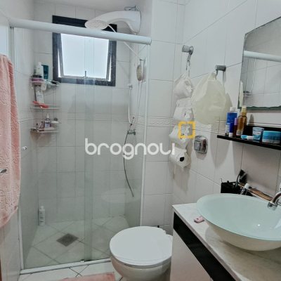 Apartamento com 69m², 2 quartos (sendo 1 suíte), 1 garagem, no bairro Coloninha em Florianópolis