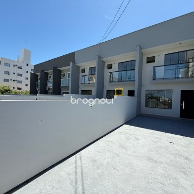 Casa com 79m², 2 quartos (sendo 2 suítes), 2 garagens, no bairro Areias em São José