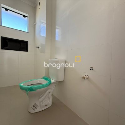 Casa com 79m², 2 quartos (sendo 2 suítes), 2 garagens, no bairro Areias em São José