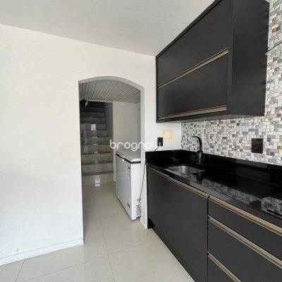 Casa com 142m², 5 quartos (sendo 2 suítes), 1 garagem, no bairro Coloninha em Florianópolis