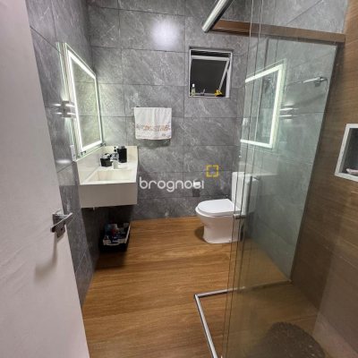 Casa com 142m², 5 quartos (sendo 2 suítes), 1 garagem, no bairro Coloninha em Florianópolis