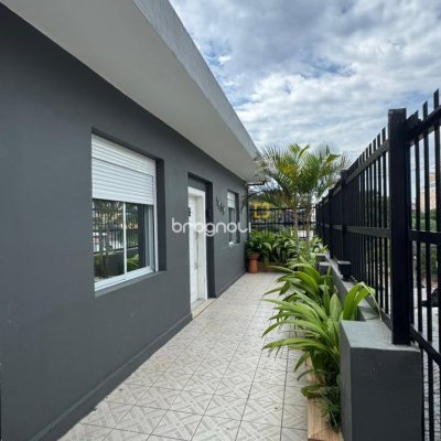 Casa com 142m², 5 quartos (sendo 2 suítes), 1 garagem, no bairro Coloninha em Florianópolis