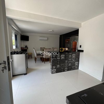 Casa com 142m², 5 quartos (sendo 2 suítes), 1 garagem, no bairro Coloninha em Florianópolis