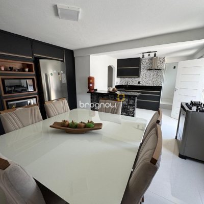Casa com 142m², 5 quartos (sendo 2 suítes), 1 garagem, no bairro Coloninha em Florianópolis