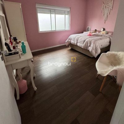 Casa com 142m², 5 quartos (sendo 2 suítes), 1 garagem, no bairro Coloninha em Florianópolis
