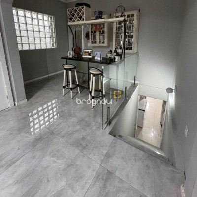 Casa com 142m², 5 quartos (sendo 2 suítes), 1 garagem, no bairro Coloninha em Florianópolis