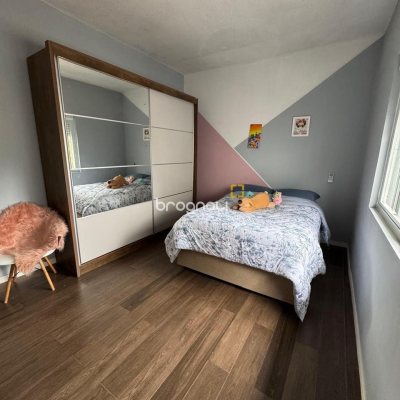 Casa com 142m², 5 quartos (sendo 2 suítes), 1 garagem, no bairro Coloninha em Florianópolis