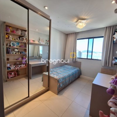 Cobertura com 169m², 3 quartos (sendo 3 suítes), 2 garagens, no bairro Balneário em Florianópolis