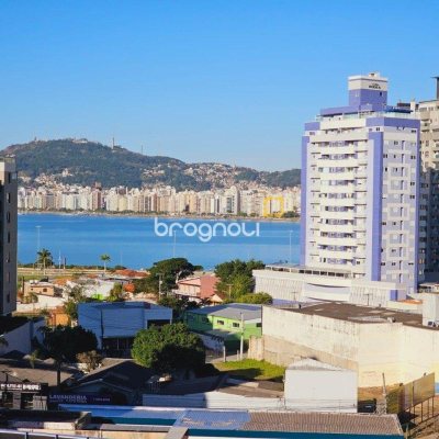Cobertura com 169m², 3 quartos (sendo 3 suítes), 2 garagens, no bairro Balneário em Florianópolis