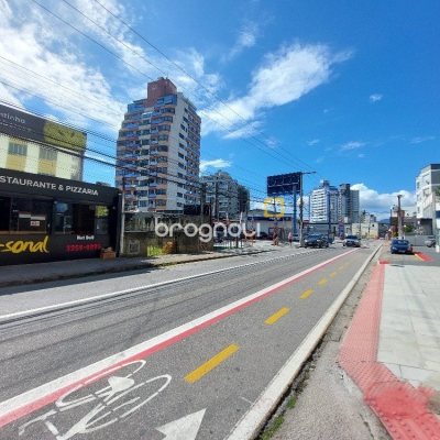 Cobertura com 169m², 3 quartos (sendo 3 suítes), 2 garagens, no bairro Balneário em Florianópolis