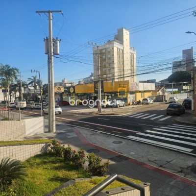 Cobertura com 169m², 3 quartos (sendo 3 suítes), 2 garagens, no bairro Balneário em Florianópolis