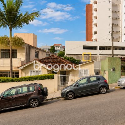 Terreno com 748m², 2 quartos, 2 garagens, no bairro Canto em Florianópolis