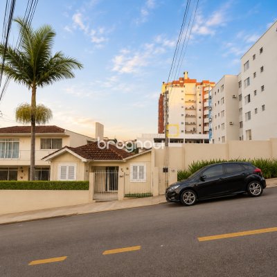 Terreno com 748m², 2 quartos, 2 garagens, no bairro Canto em Florianópolis