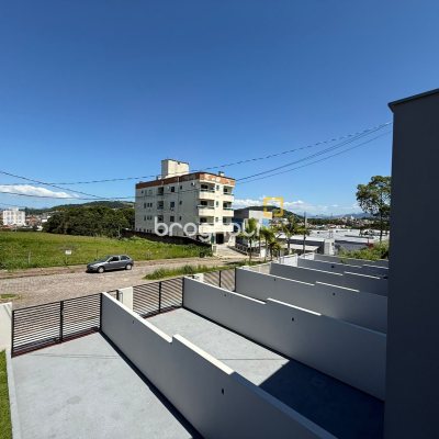 Casa com 79m², 2 quartos (sendo 2 suítes), 2 garagens, no bairro Areias em São José