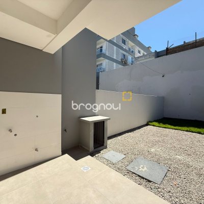 Casa com 79m², 2 quartos (sendo 2 suítes), 2 garagens, no bairro Areias em São José