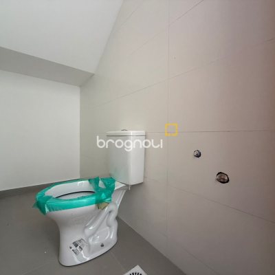 Casa com 79m², 2 quartos (sendo 2 suítes), 2 garagens, no bairro Areias em São José