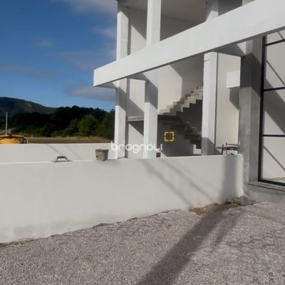 Casa com 117m², 2 quartos (sendo 2 suítes), 2 garagens, no bairro Ingleses do Rio Vermelho em Florianópolis
