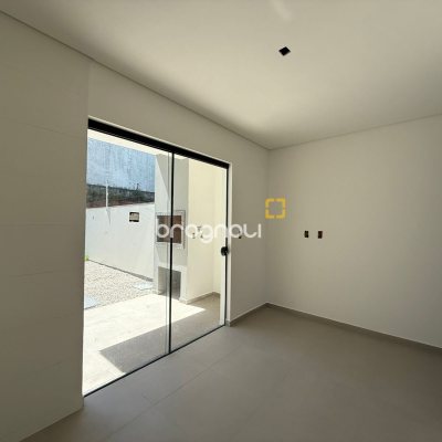 Casa com 79m², 2 quartos (sendo 2 suítes), 2 garagens, no bairro Areias em São José