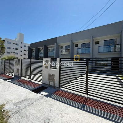 Casa com 79m², 2 quartos (sendo 2 suítes), 2 garagens, no bairro Areias em São José