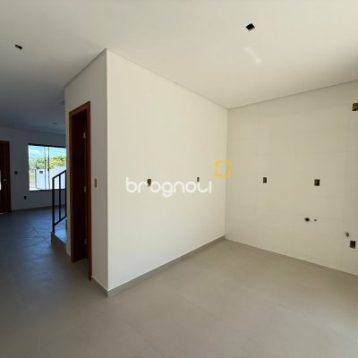 Casa com 79m², 2 quartos (sendo 2 suítes), 2 garagens, no bairro Areias em São José