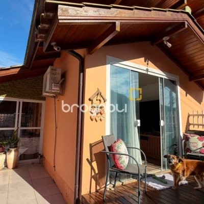 Casa com 110m², 2 quartos (sendo 1 suíte), 2 garagens, no bairro Monte Verde em Florianópolis