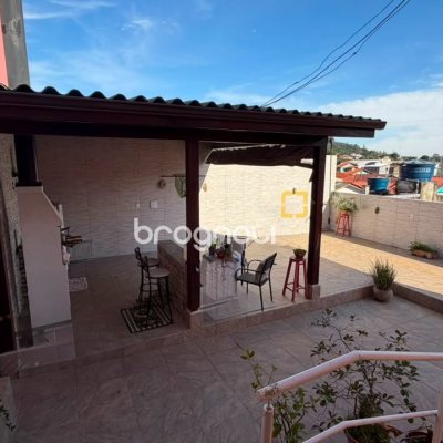 Casa com 110m², 2 quartos (sendo 1 suíte), 2 garagens, no bairro Monte Verde em Florianópolis