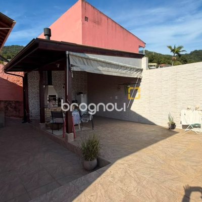 Casa com 110m², 2 quartos (sendo 1 suíte), 2 garagens, no bairro Monte Verde em Florianópolis