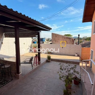 Casa com 110m², 2 quartos (sendo 1 suíte), 2 garagens, no bairro Monte Verde em Florianópolis