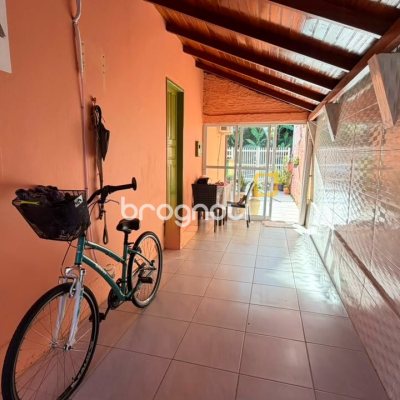 Casa com 110m², 2 quartos (sendo 1 suíte), 2 garagens, no bairro Monte Verde em Florianópolis