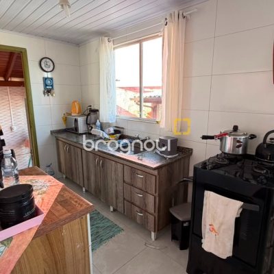 Casa com 110m², 2 quartos (sendo 1 suíte), 2 garagens, no bairro Monte Verde em Florianópolis