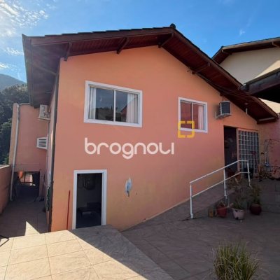 Casa com 110m², 2 quartos (sendo 1 suíte), 2 garagens, no bairro Monte Verde em Florianópolis