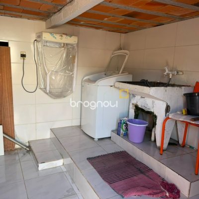 Casa com 110m², 2 quartos (sendo 1 suíte), 2 garagens, no bairro Monte Verde em Florianópolis