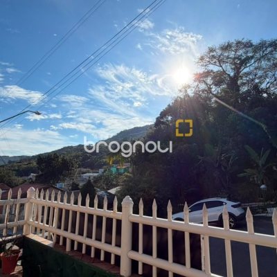 Casa com 110m², 2 quartos (sendo 1 suíte), 2 garagens, no bairro Monte Verde em Florianópolis