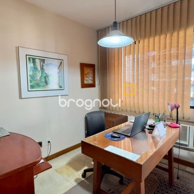 Apartamento com 203m², 4 quartos (sendo 2 suítes), 2 garagens, no bairro Centro em Florianópolis