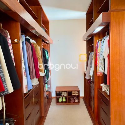 Apartamento com 203m², 4 quartos (sendo 2 suítes), 2 garagens, no bairro Centro em Florianópolis