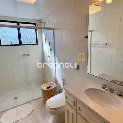 Apartamento com 203m², 4 quartos (sendo 2 suítes), 2 garagens, no bairro Centro em Florianópolis