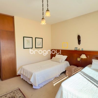 Apartamento com 203m², 4 quartos (sendo 2 suítes), 2 garagens, no bairro Centro em Florianópolis