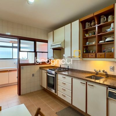 Apartamento com 203m², 4 quartos (sendo 2 suítes), 2 garagens, no bairro Centro em Florianópolis