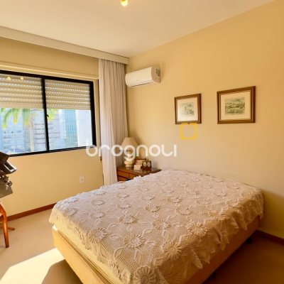 Apartamento com 203m², 4 quartos (sendo 2 suítes), 2 garagens, no bairro Centro em Florianópolis