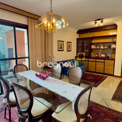 Apartamento com 203m², 4 quartos (sendo 2 suítes), 2 garagens, no bairro Centro em Florianópolis