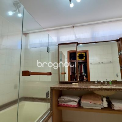 Apartamento com 203m², 4 quartos (sendo 2 suítes), 2 garagens, no bairro Centro em Florianópolis