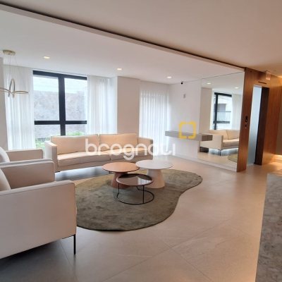 Apartamento com 203m², 4 quartos (sendo 2 suítes), 2 garagens, no bairro Centro em Florianópolis