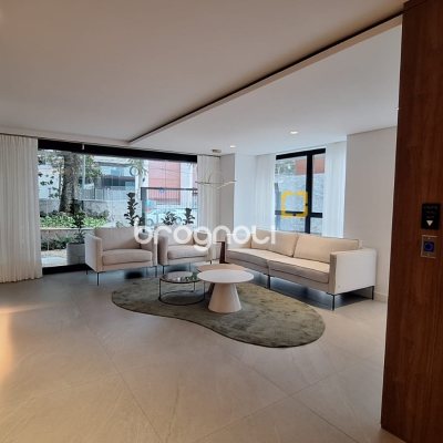 Apartamento com 203m², 4 quartos (sendo 2 suítes), 2 garagens, no bairro Centro em Florianópolis