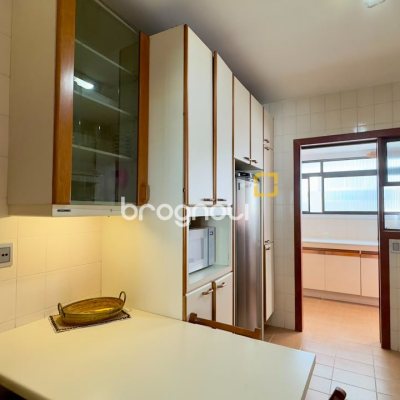 Apartamento com 203m², 4 quartos (sendo 2 suítes), 2 garagens, no bairro Centro em Florianópolis