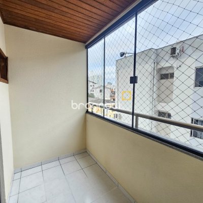 Apartamento com 87m², 3 quartos (sendo 1 suíte), 1 garagem, no bairro Barreiros em São José