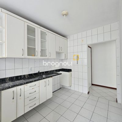 Apartamento com 87m², 3 quartos (sendo 1 suíte), 1 garagem, no bairro Barreiros em São José