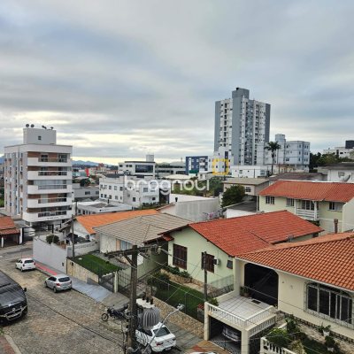 Apartamento com 87m², 3 quartos (sendo 1 suíte), 1 garagem, no bairro Barreiros em São José