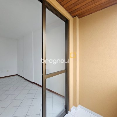 Apartamento com 87m², 3 quartos (sendo 1 suíte), 1 garagem, no bairro Barreiros em São José