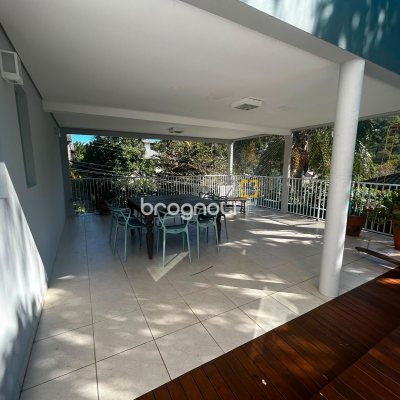 Casa de Condomínio com 258m², 3 quartos (sendo 3 suítes), 2 garagens, no bairro Rio Tavares em Florianópolis