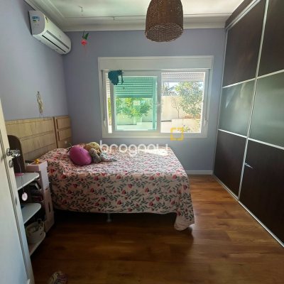 Casa de Condomínio com 258m², 3 quartos (sendo 3 suítes), 2 garagens, no bairro Rio Tavares em Florianópolis